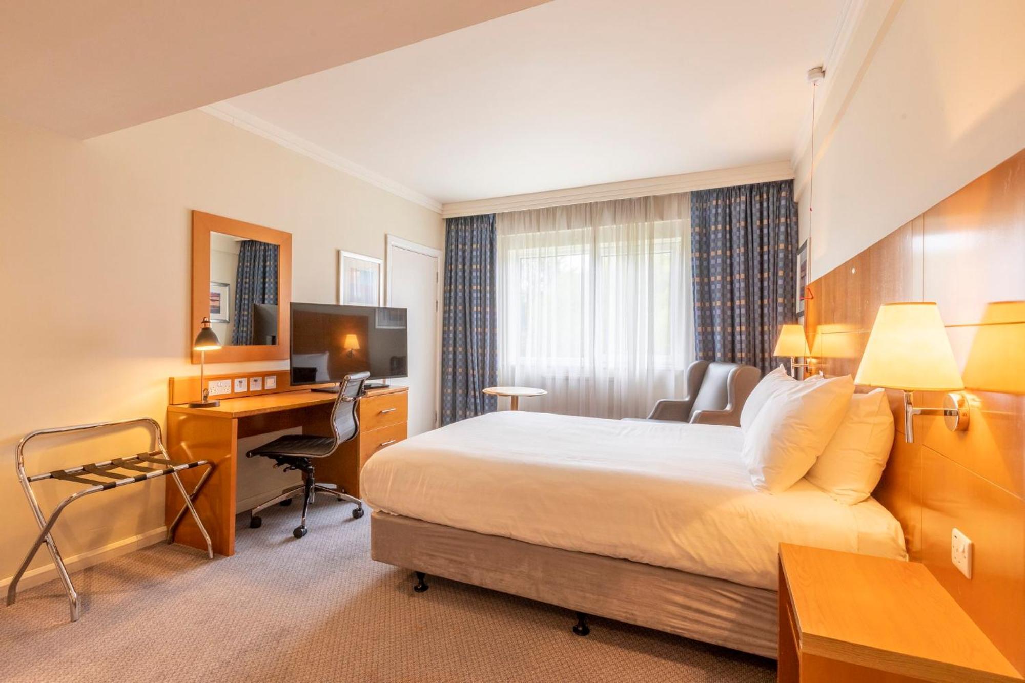 Holiday Inn Basildon By Ihg Экстерьер фото